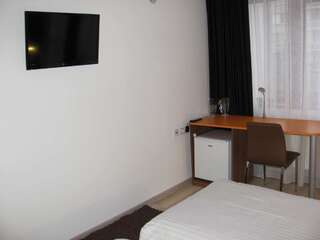 Отель Hotel GabriSa Razgrad Двухместный номер с 2 отдельными кроватями и балконом-2