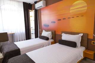 Отель Hotel GabriSa Razgrad Двухместный номер с 2 отдельными кроватями и балконом-1